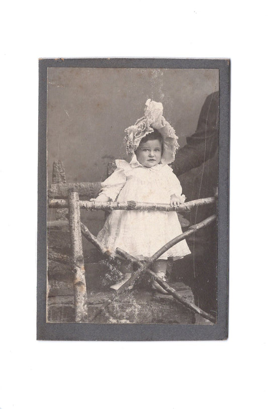 Fotografie Niedliches kleines Mädchen - unbekannter Ort 1900er