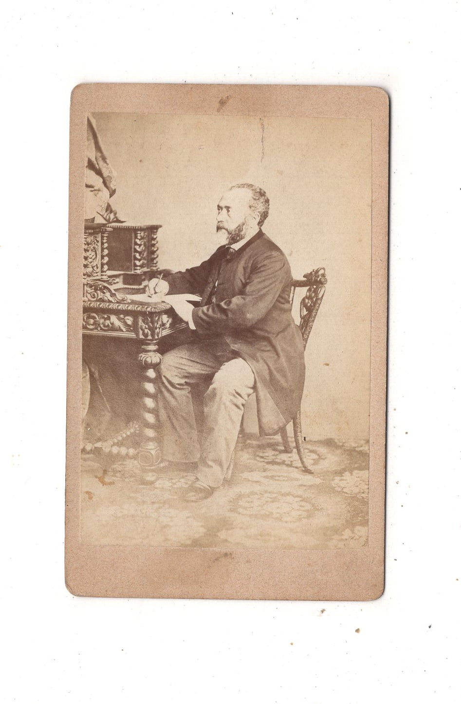 Fotografie Feiner Herr am Schreibtisch - unbekannter Ort 1860er