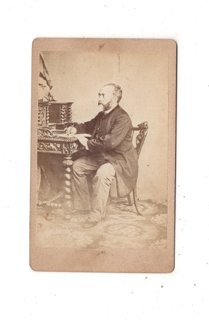 Fotografie Feiner Herr am Schreibtisch - unbekannter Ort 1860er