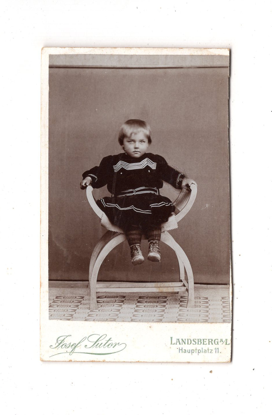 Fotografie Niedliches kleines Kind / benannt - Landsberg am Lech 1890er
