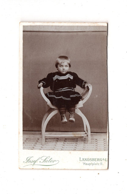 Fotografie Niedliches kleines Kind / benannt - Landsberg am Lech 1890er