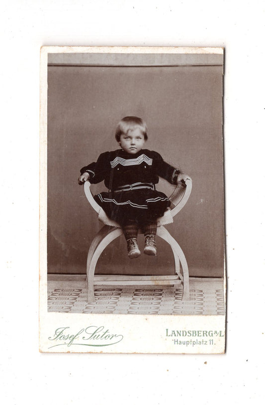 Fotografie Niedliches kleines Kind / benannt - Landsberg am Lech 1890er