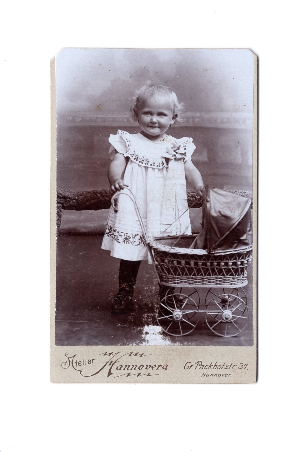 Fotografie Niedliches kleines Mädchen mit Puppenwagen - Hannover 1890er