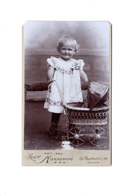 Fotografie Niedliches kleines Mädchen mit Puppenwagen - Hannover 1890er