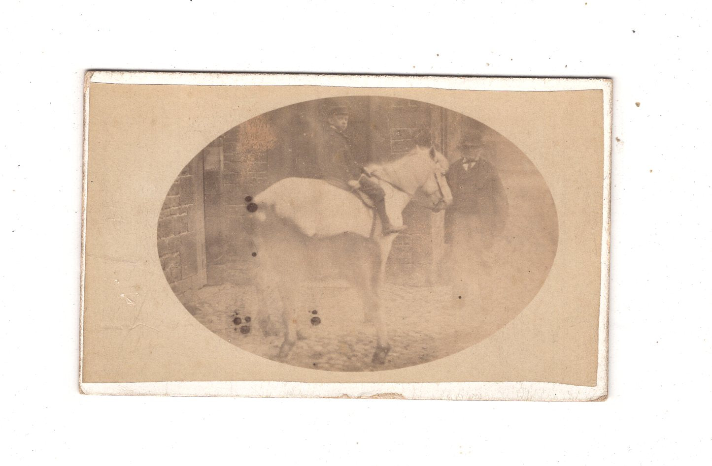 Fotografie Mann mit kleinem Jungen auf einem Pferd - Long Marton 1870er