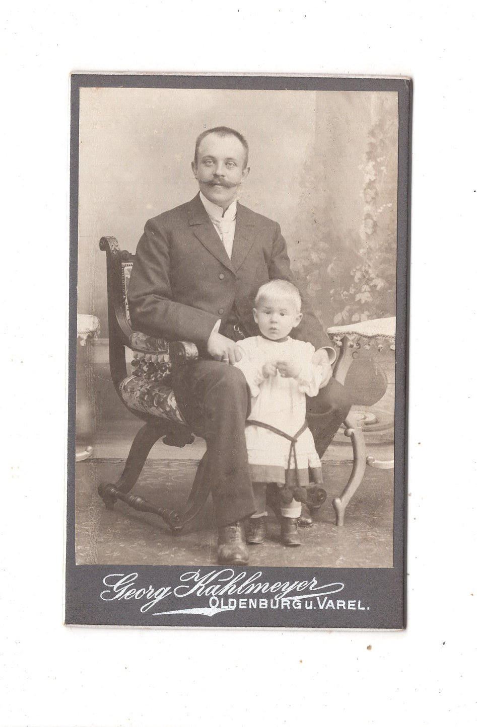 Fotografie Feiner Herr und kleiner Junge - Oldenburg & Varel 1900er