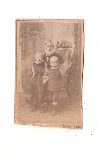 Fotografie Älterer Herr mit kleinen Kindern - Osternburg / Oldenburg 1880er