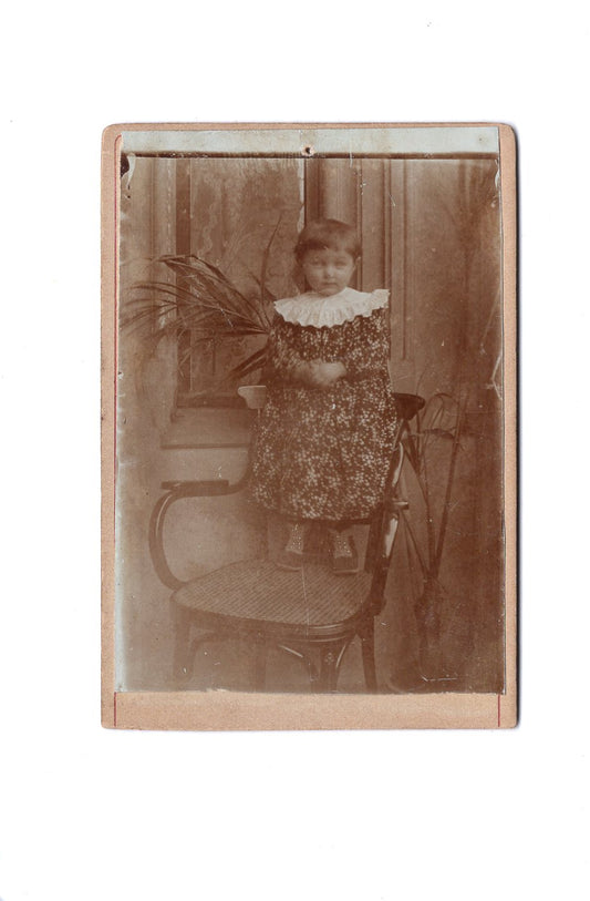 Fotografie Niedliches kleines Mädchen - unbekannter Ort 1900er