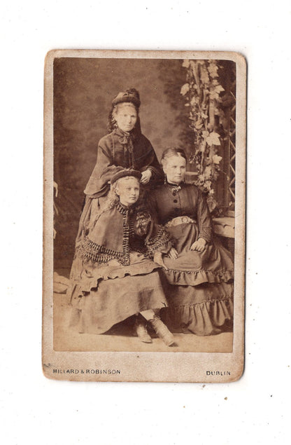 Fotografie Feine Damen mit Mädchen - Dublin 1870er