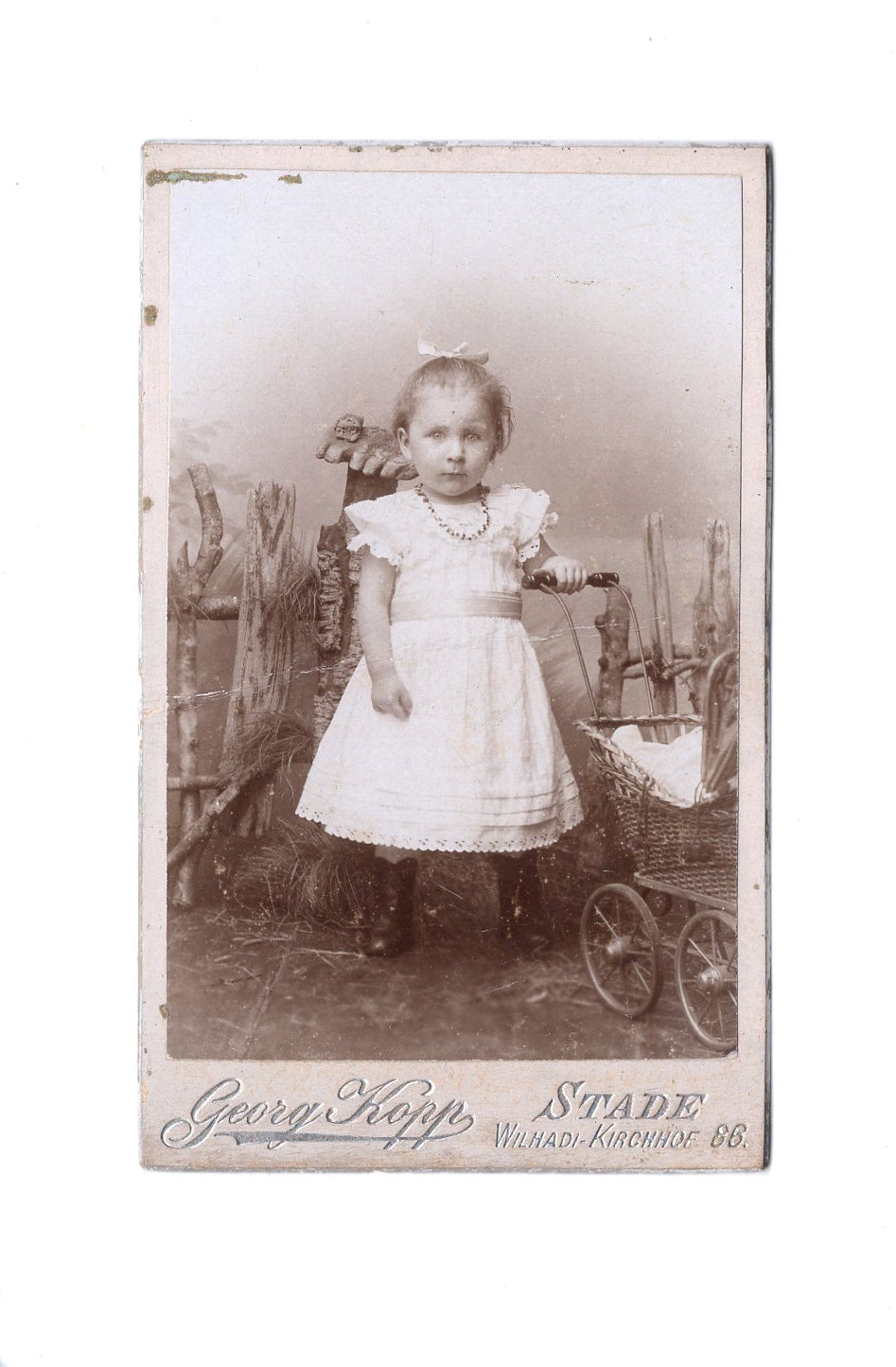 Fotografie Niedliches kleines Mädchen mit Puppenwagen - Stade 1890er