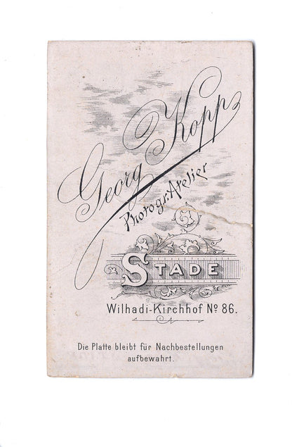 Fotografie Niedliches kleines Mädchen mit Puppenwagen - Stade 1890er