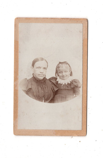 Fotografie Feine Dame mit kleinem Mädchen - unbekannter Ort 1890er
