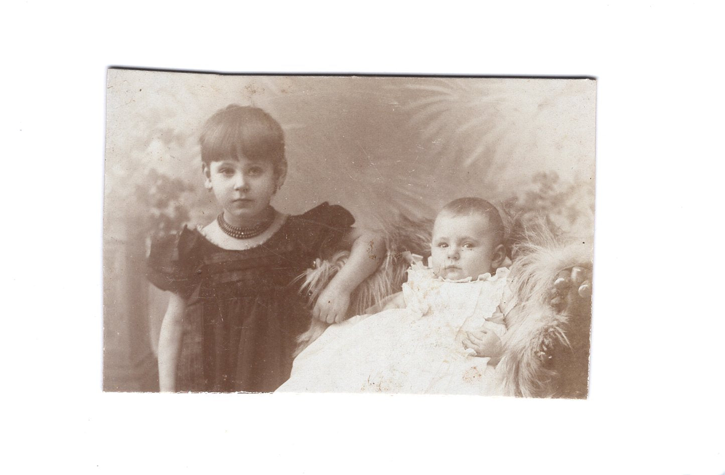 Fotografie Niedliches kleines Mädchen mit Baby - unbekannter Ort 1890er