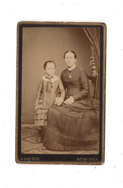 Fotografie Feine Dame mit Mädchen - München um 1880