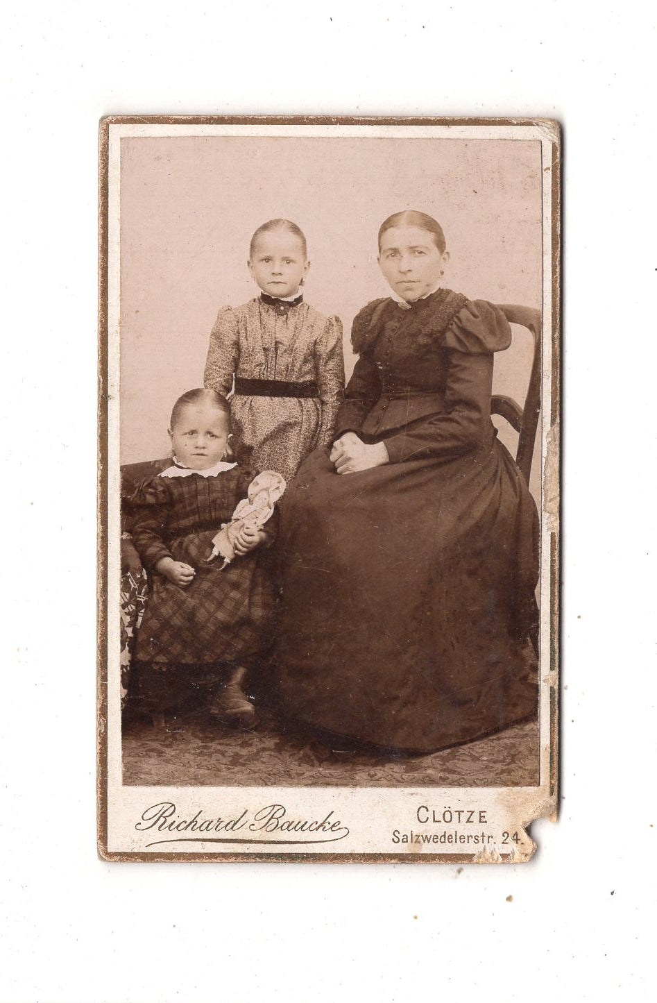 Fotografie Feine Dame mit kleinen Mädchen und Puppe - Klötze um 1890
