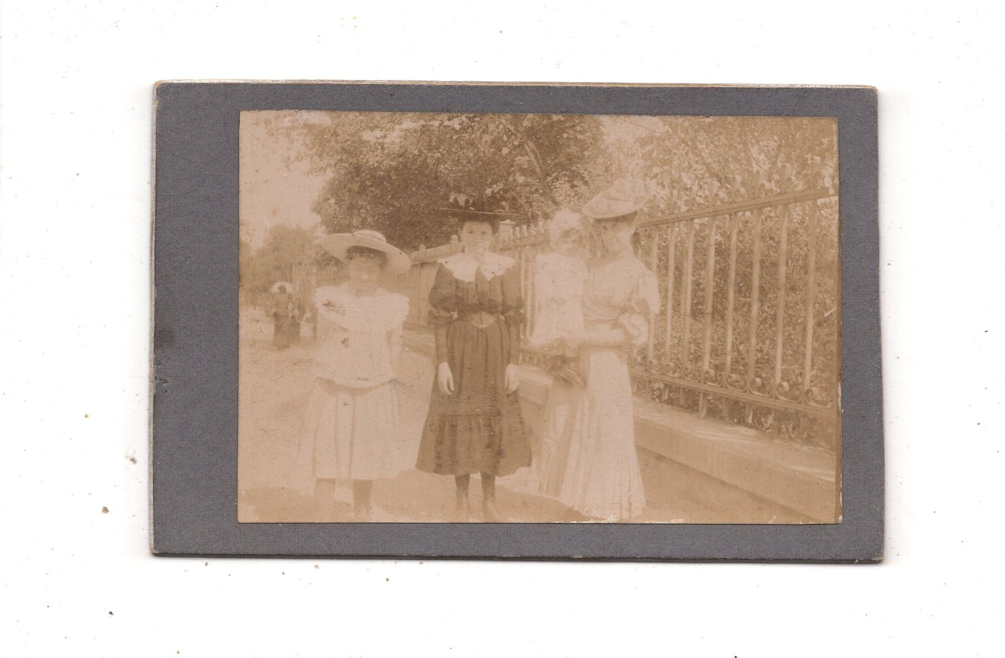 Fotografie Feine Dame mit Kindern - unbekannter Ort um 1900