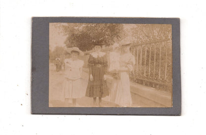 Fotografie Feine Dame mit Kindern - unbekannter Ort um 1900