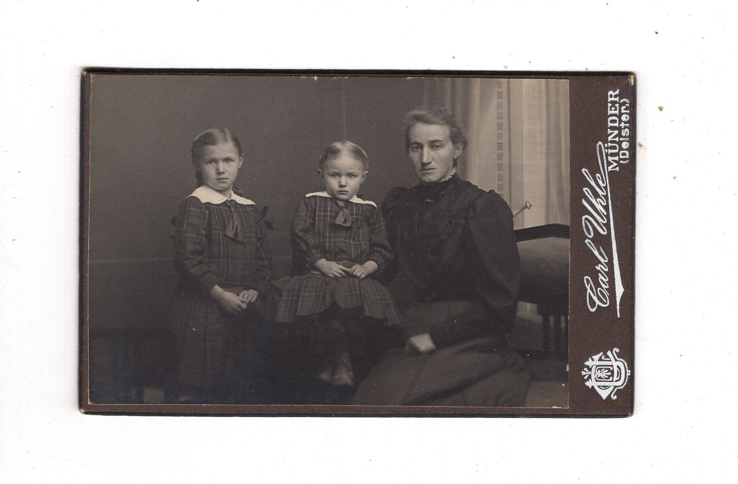 Fotografie Feine Dame mit kleinen Mädchen - Münder um 1910