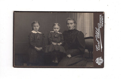 Fotografie Feine Dame mit kleinen Mädchen - Münder um 1910