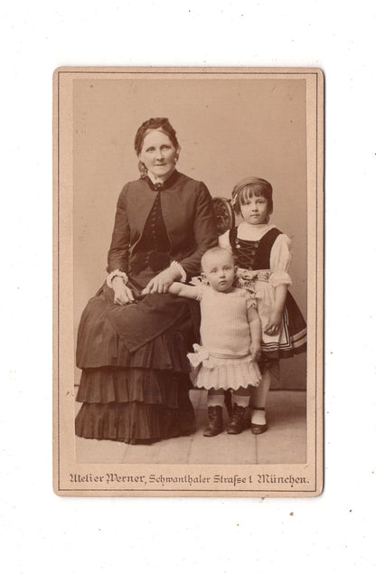 Fotografie Feine Dame mit kleinen Kindern - München 1890er