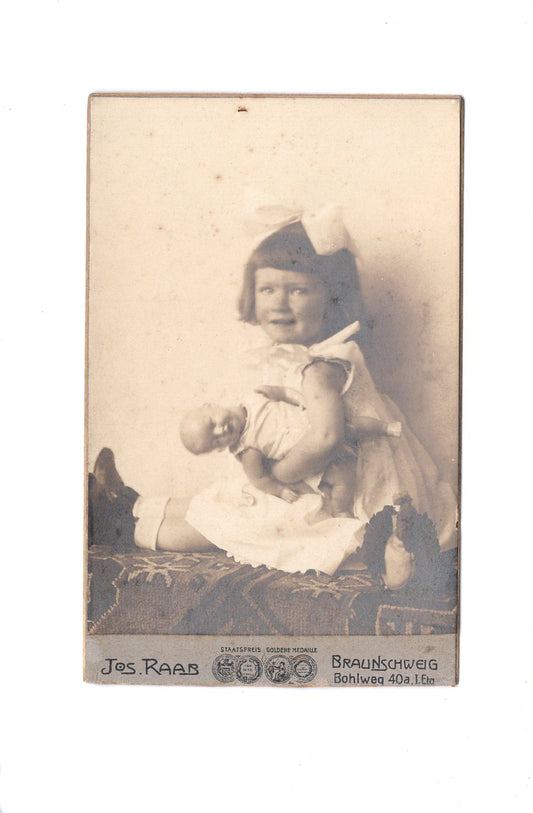 Fotografie Niedliches kleines Mädchen mit Widmung & Puppe - Braunschweig 1919