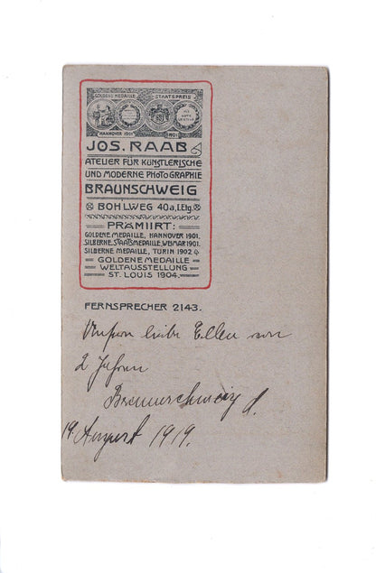 Fotografie Niedliches kleines Mädchen mit Widmung & Puppe - Braunschweig 1919