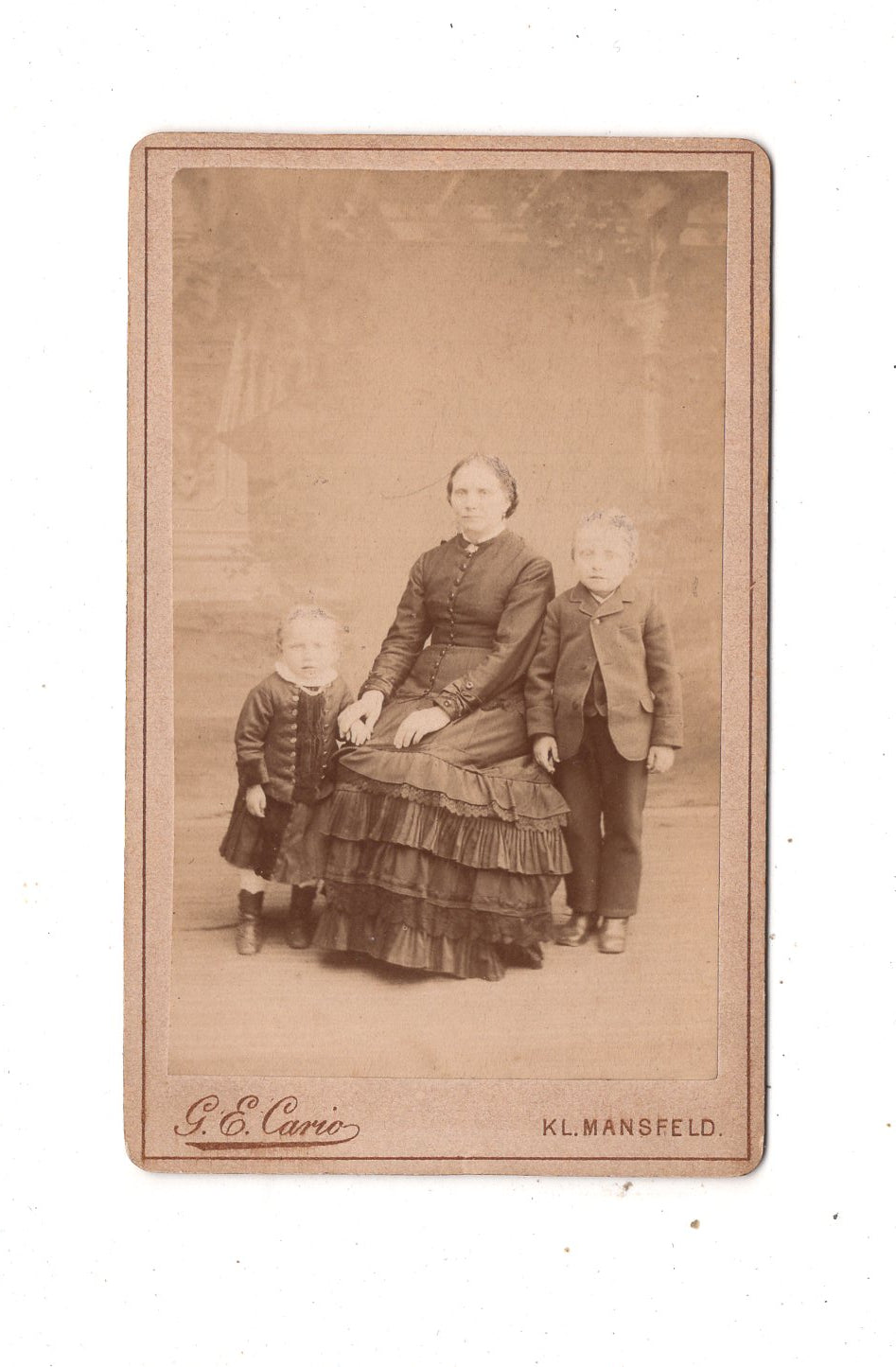 Fotografie Feine Dame mit kleinen Kindern - Kl. Mansfeld / Leimbach 1880er