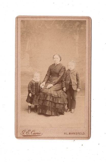 Fotografie Feine Dame mit kleinen Kindern - Kl. Mansfeld / Leimbach 1880er