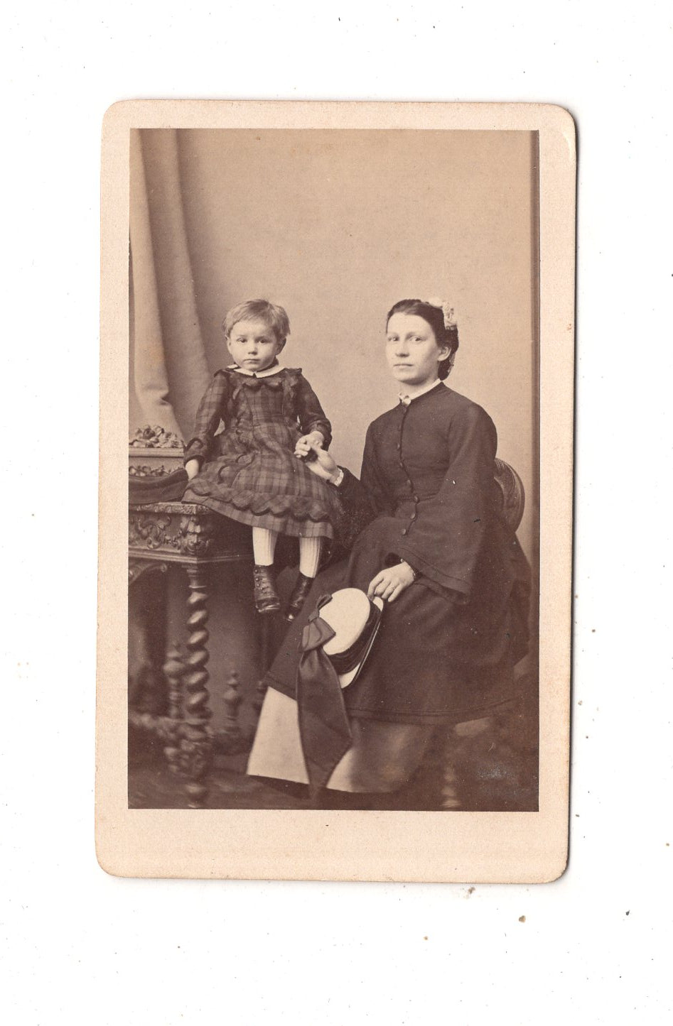Fotografie Feine Dame mit kleinem Mädchen - Verdun 1860er