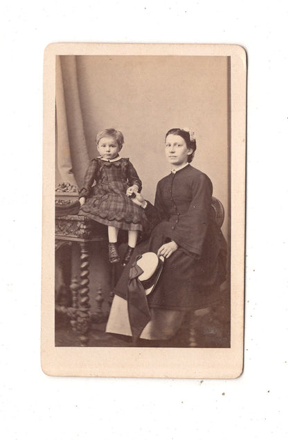 Fotografie Feine Dame mit kleinem Mädchen - Verdun 1860er