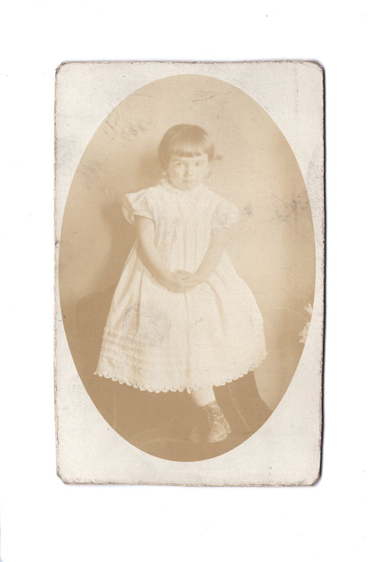 Fotografie Niedliches kleines Mädchen - unbekannter Ort 1910er