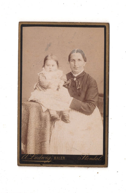 Fotografie Feine Dame mit kleinem Kind - Stendal 1880er