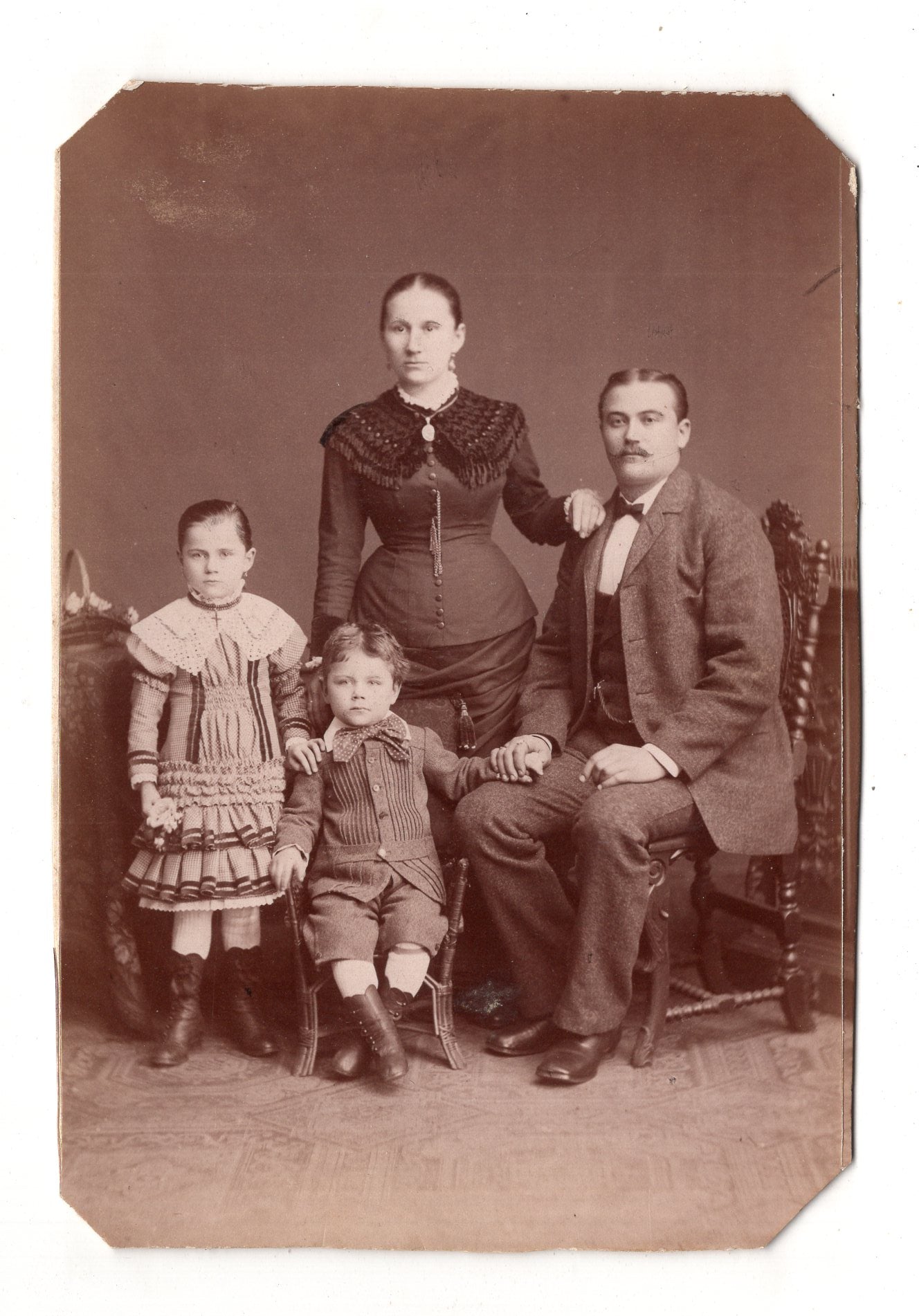 Fotografie Schönes Familienbild - unbekannter Ort um 1880