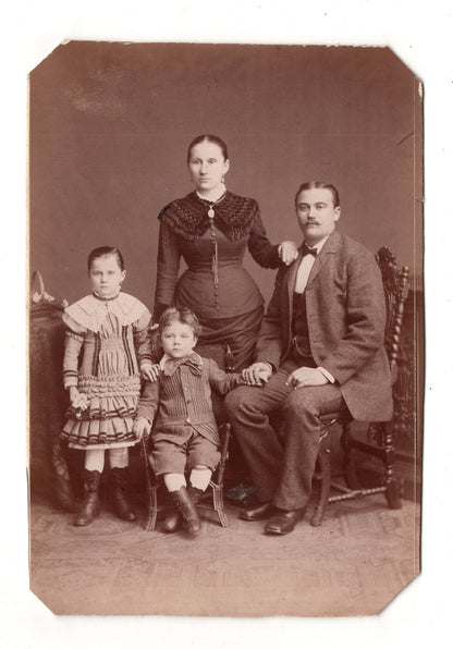 Fotografie Schönes Familienbild - unbekannter Ort um 1880