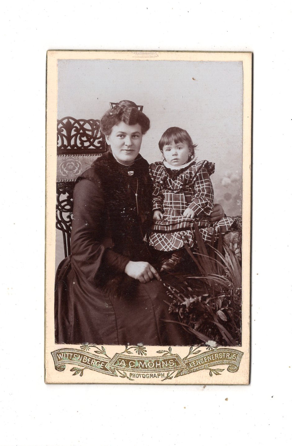Fotografie Feine Dame mit kleinem Kind - Wittenberge 1890er