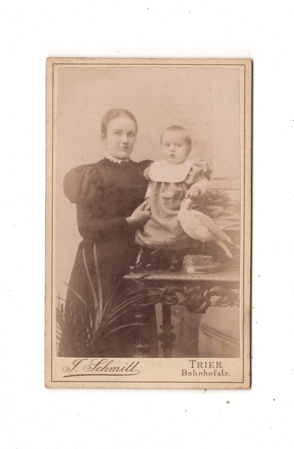Fotografie Feine Dame mit kleinem Kind - Trier 1880er