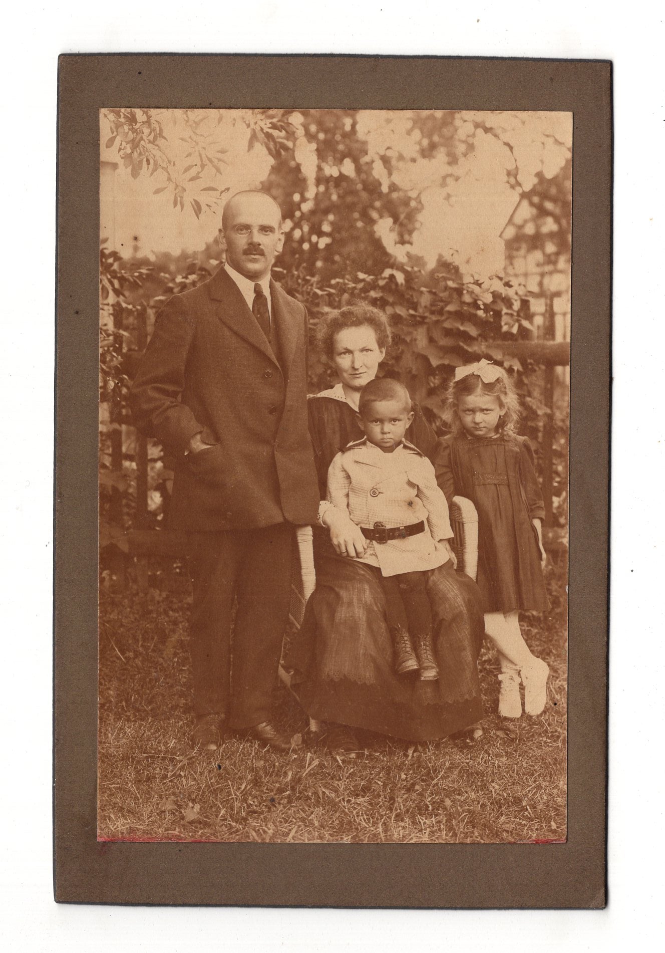 Fotografie Schönes Familienbild im Garten - unbekannter Ort 1910er