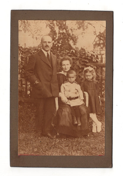 Fotografie Schönes Familienbild im Garten - unbekannter Ort 1910er