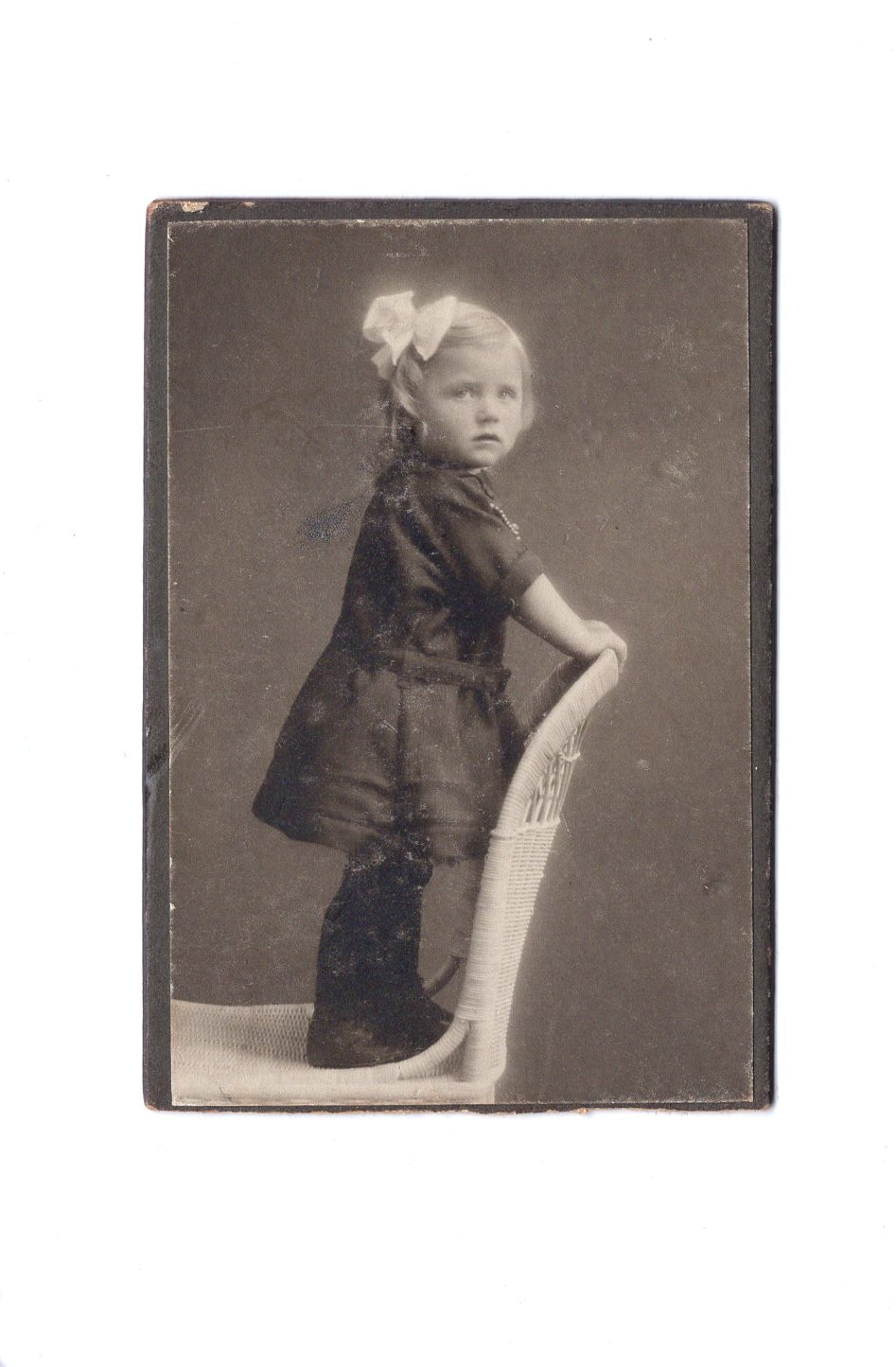 Fotografie Niedliches kleines Mädchen - unbekannter Ort 1900er