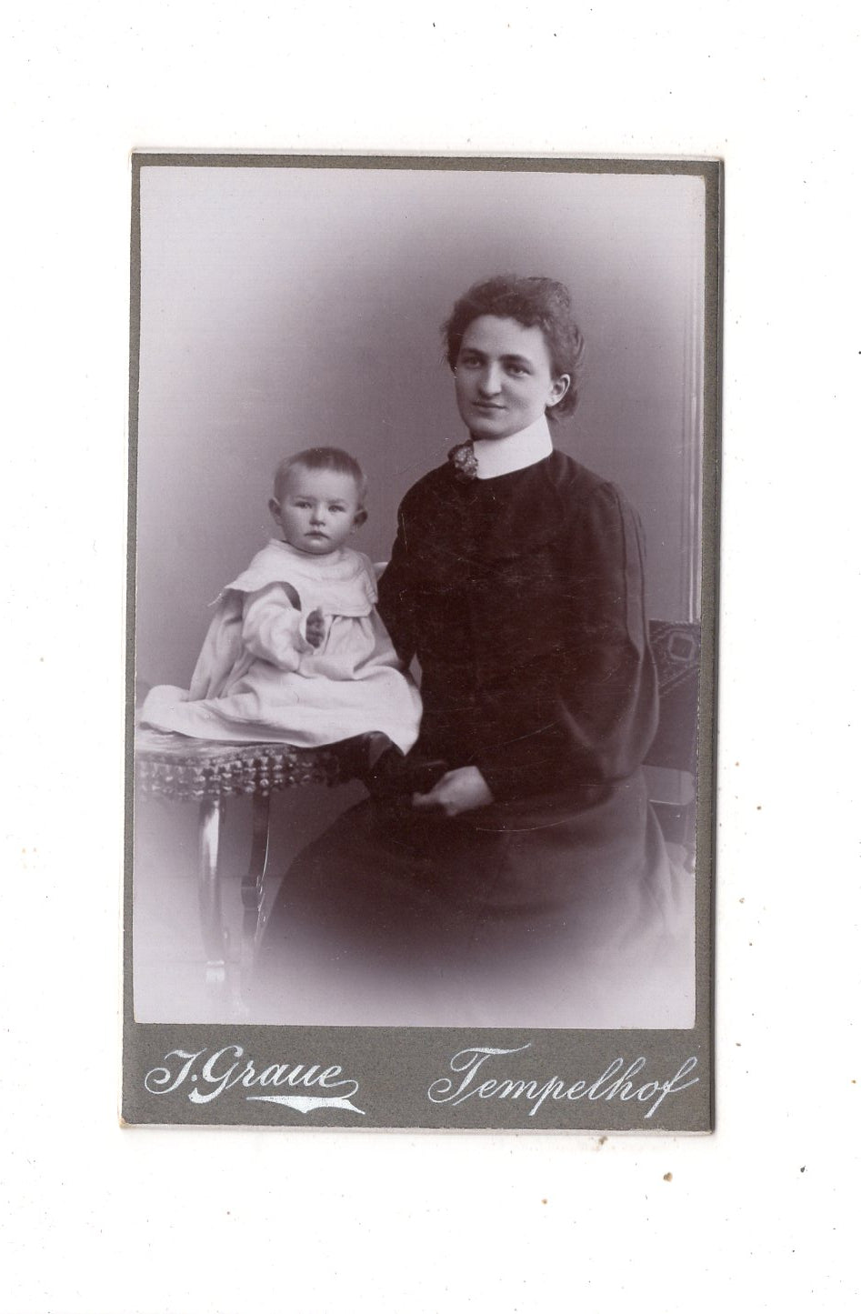 Fotografie Feine Dame mit kleinem Kind - Berlin-Tempelhof 1905