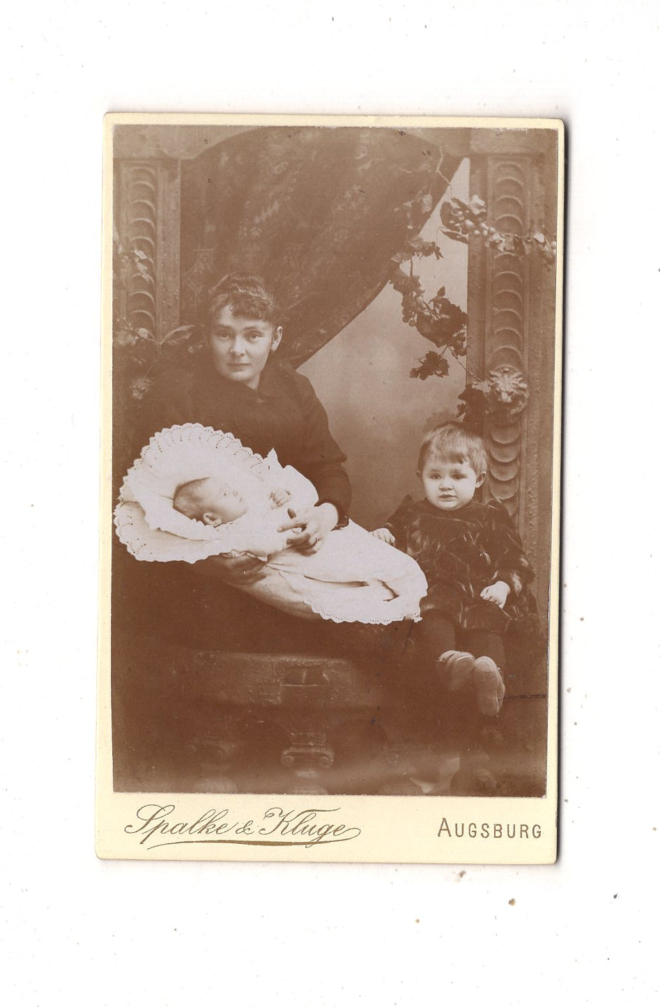 Fotografie Feine Dame mit kleinem Kind und Baby - Augsburg 1890er