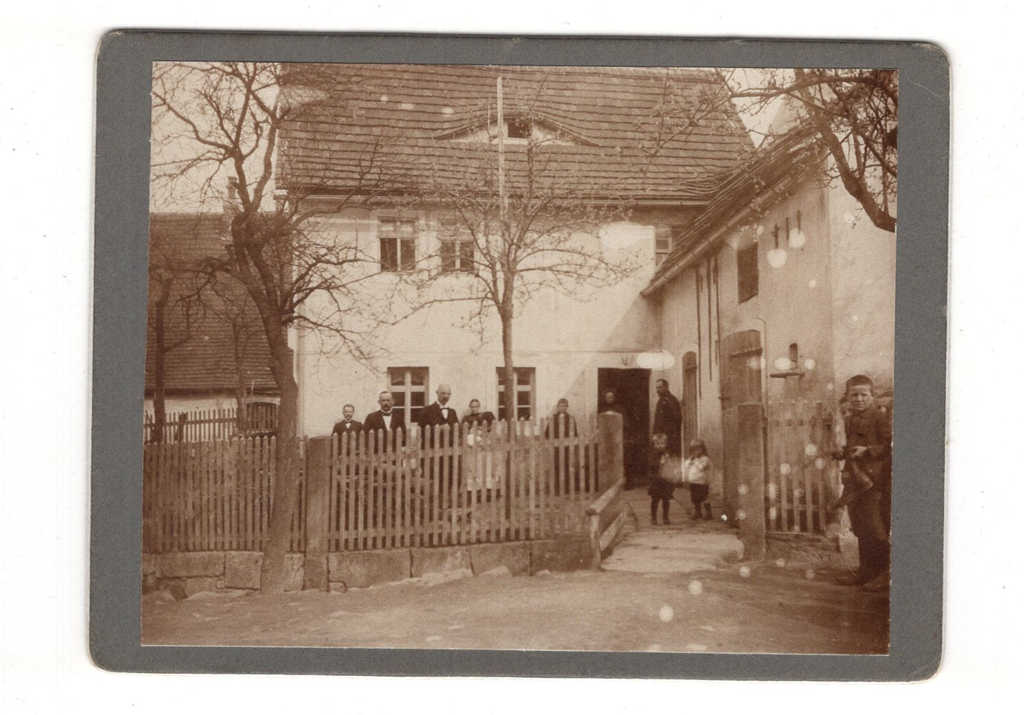 Fotografie Schönes Gruppenbild vor dem Haus - 1900er