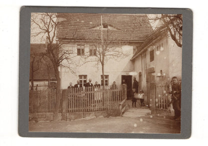 Fotografie Schönes Gruppenbild vor dem Haus - 1900er