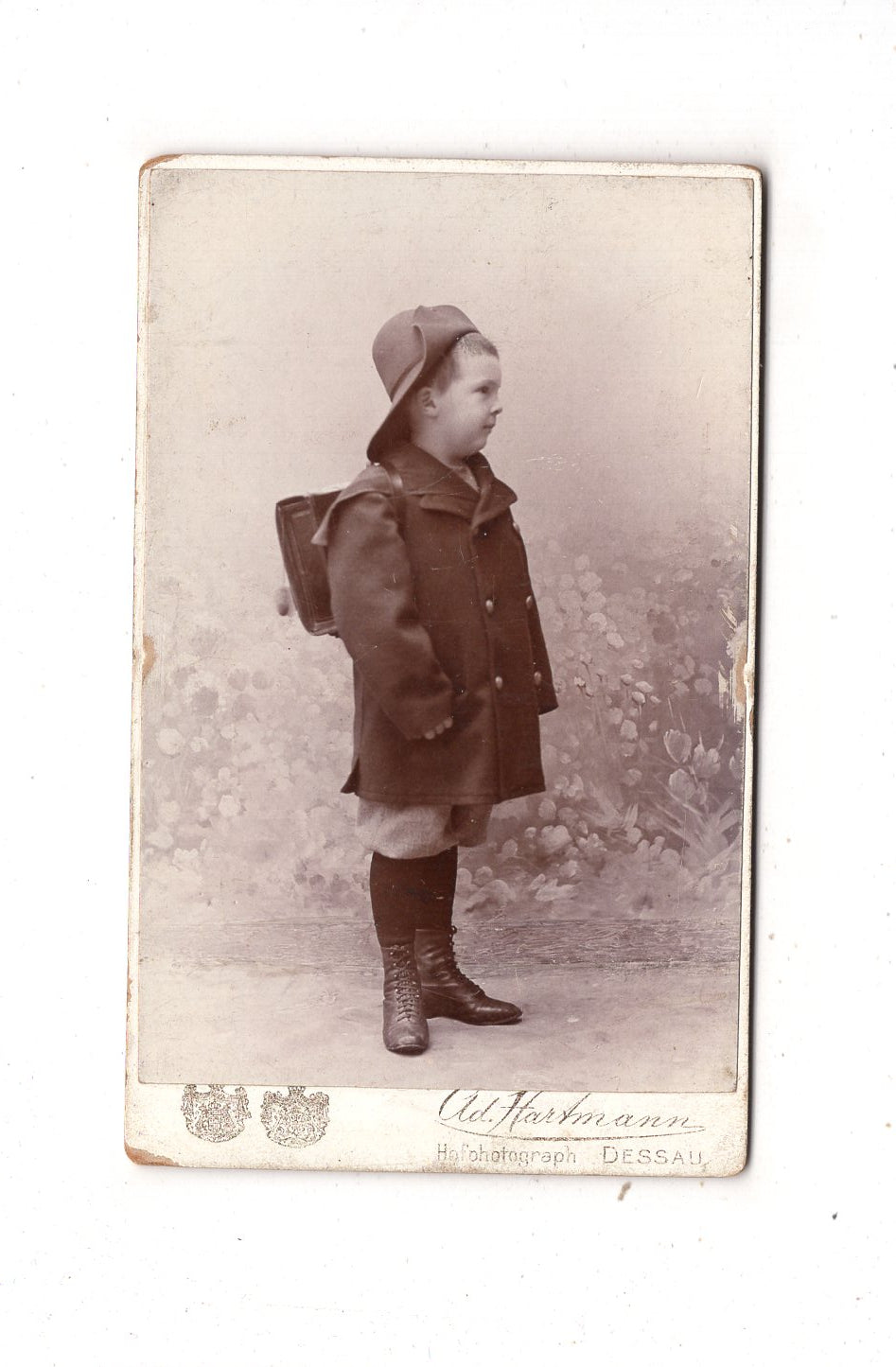 Fotografie Niedlicher kleiner Junge mit Schulranzen - Dessau 1899 / CDV M1-20