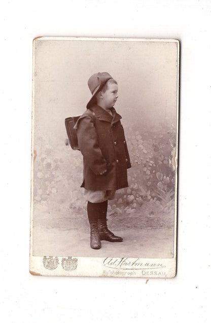 Fotografie Niedlicher kleiner Junge mit Schulranzen - Dessau 1899 / CDV M1-20