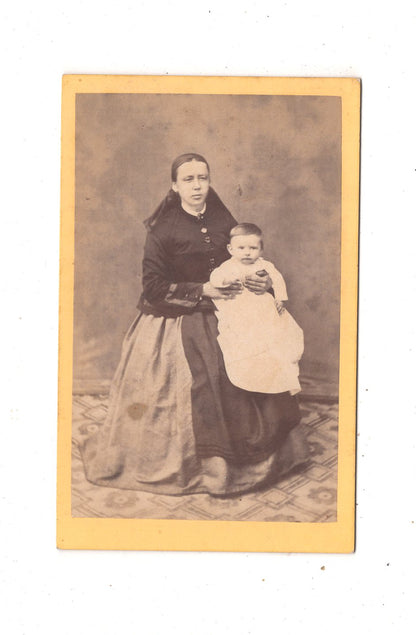 Fotografie Feine Dame mit kleinem Kind - unbekannter Ort 1870er