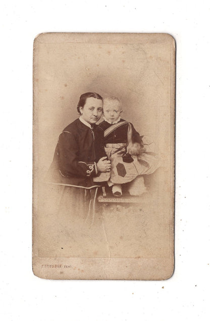 Fotografie Feine Dame mit kleinem Kind - Prag 1860er