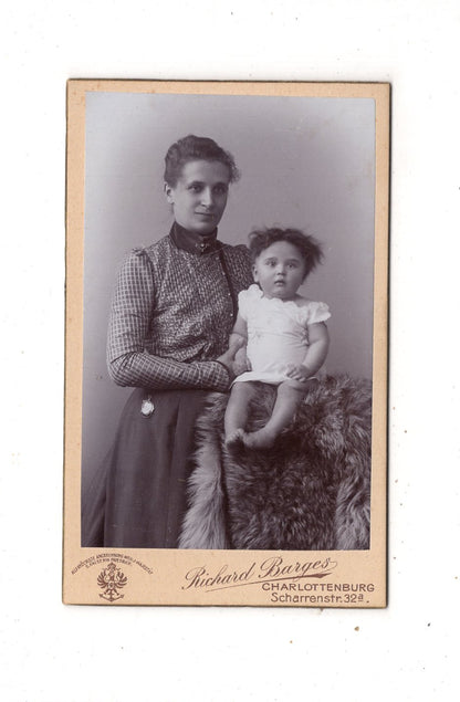 Fotografie Feine Dame mit kleinem Kind - Charlottenburg 1890er