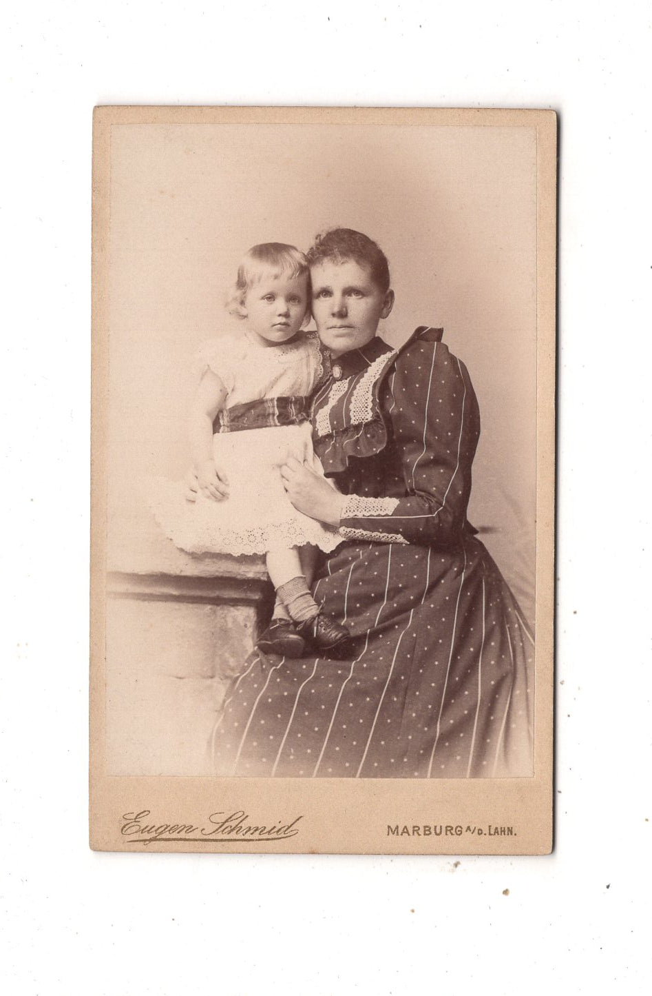 Fotografie Feine Dame mit kleinem Kind - Marburg an der Lahn um 1890