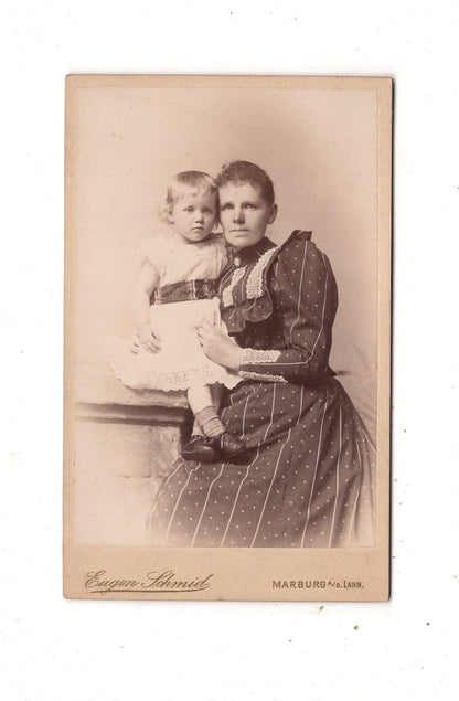 Fotografie Feine Dame mit kleinem Kind - Marburg an der Lahn um 1890